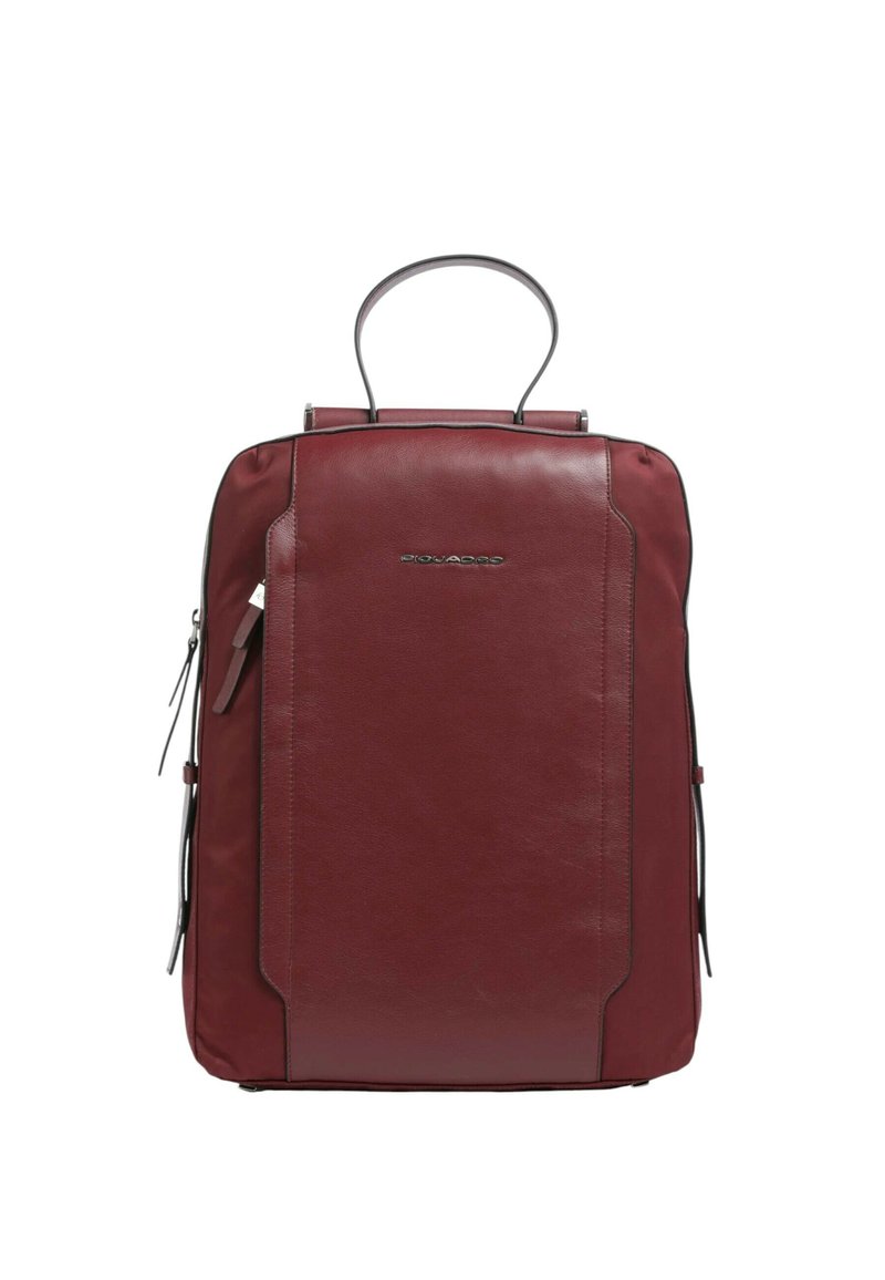 Mochila de cuero burdeos con forma rectangular, asa en la parte superior, lados con cremallera y detalles de costura sutiles. Presenta un logo en la parte frontal.