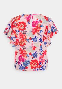 Blusa floreale con sfondo rosa, caratterizzata da fiori rossi e blu, maniche corte a volants e apertura a chiave sul retro.