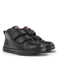 Svarta höga sneakers gjorda av texturerat läder, med två kardborreband, rund tå och gummisulor med sydda detaljer.