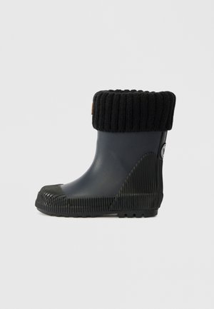 Bota de goma impermeable con un cuerpo azul marino oscuro, puño de textil negro acanalado, suela negra texturizada y detalle del logo en el costado.