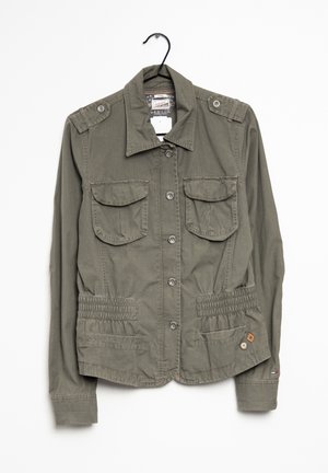 Olivově zelená, lehká bunda s knoflíkovým zapínáním, ramenními epauletami, dvěma předními kapsami, elastickým pasem a logem na boku.