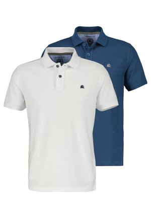 Due polo con colletto e bottoni, una bianca e una blu navy, ciascuna con un piccolo logo a forma di leone sul lato sinistro del petto.