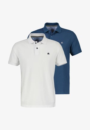 Twee poloshirts met kragen en knopen, een witte en een marineblauwe, elk met een klein leeuwenlogo op de linkerborst.