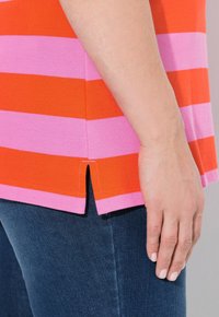 Ulla Popken Pikeepaita - coral pink