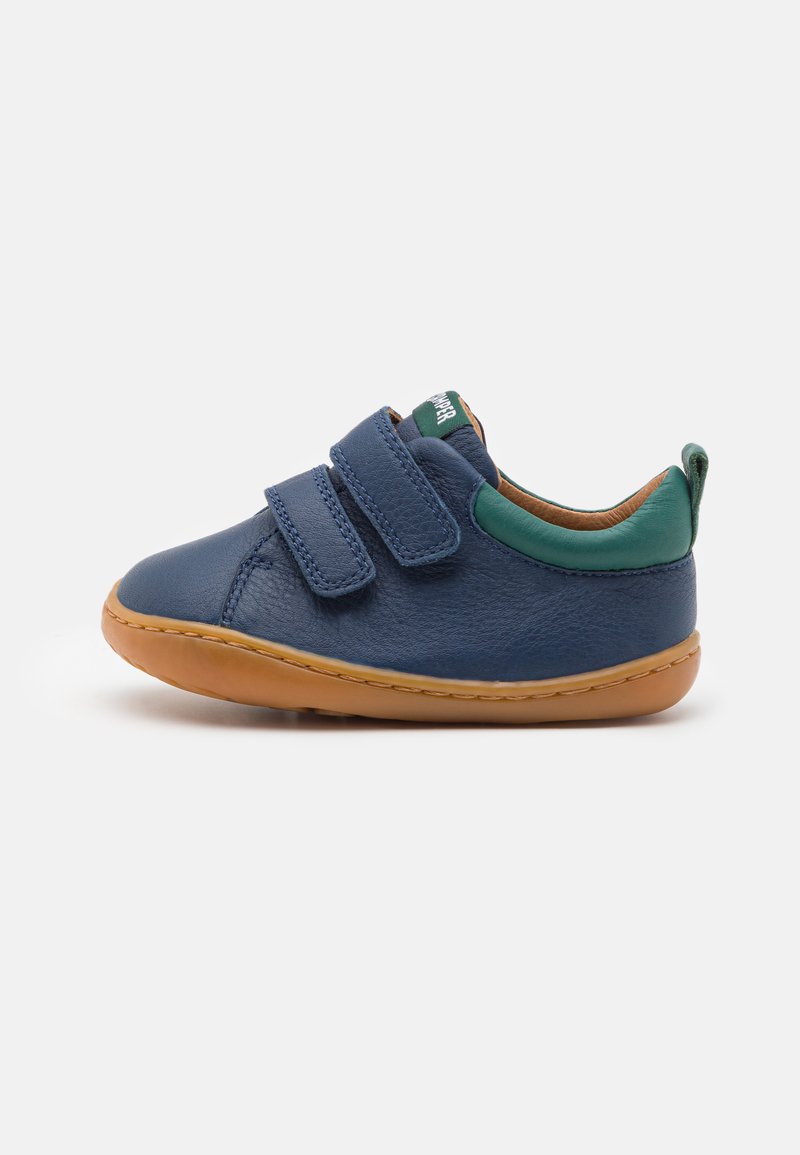 Scarpa da bambino in pelle blu con due cinturini in velcro, suola in gomma marrone, dettagli verdi e una superficie liscia.