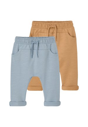 Zwei Hosenpaare für Kleinkinder, eine hellblau und eine beige, beide mit elastischem Bund, Bindebändern, Vordertaschen und hochgekrempelten Beinenden.