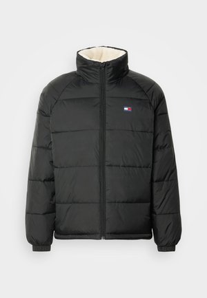 Chaqueta de plumas negra con cierre de cremallera, cuello alto y forro de forro polar. Presenta secciones acolchadas y un pequeño logo en el pecho.