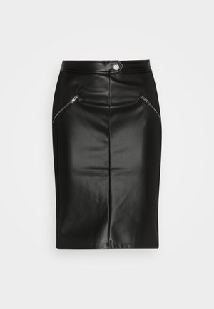 Juodas odinis pieštuko sijonas su lygiu paviršiumi, turintis dvi užtrauktukais uždaromas kišenes priekyje ir prigludusią siluetą.