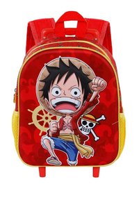 Mochila roja con un personaje de dibujos animados que tiene cabello negro y un sombrero de paja, acentos amarillos y bolsillos laterales de malla. Cierre con cremallera.