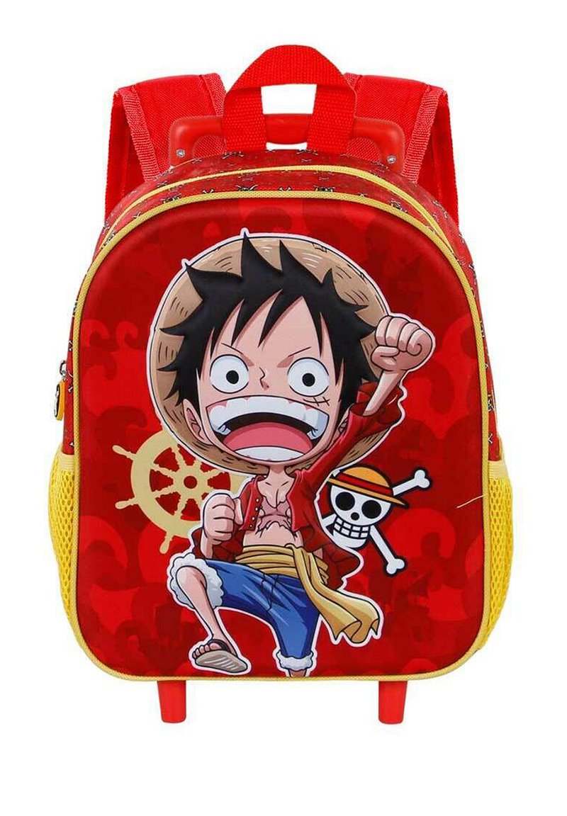 Mochila roja con un personaje de dibujos animados que tiene cabello negro y un sombrero de paja, acentos amarillos y bolsillos laterales de malla. Cierre con cremallera.