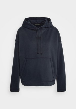Sweat à capuche bleu marine foncé avec poche kangourou à l'avant, capuche avec cordon réglable et texte brodé subtil sur la poitrine.