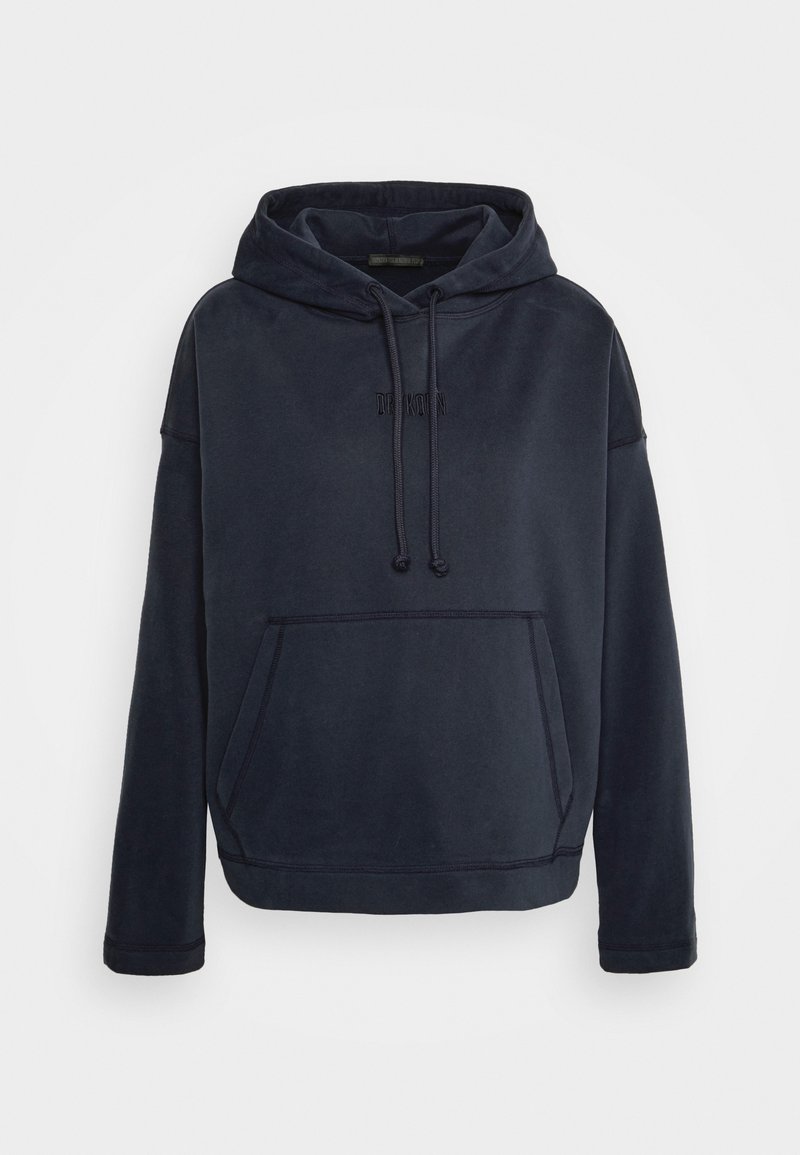 Sweat à capuche bleu marine foncé avec poche kangourou à l'avant, capuche avec cordon réglable et texte brodé subtil sur la poitrine.