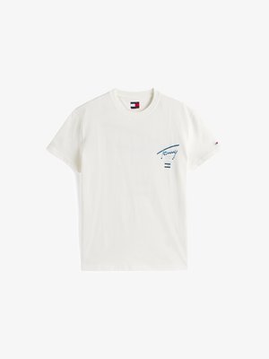 Tricou alb din bumbac, cu mâneci scurte. Prezintă un text grafic albastru în zona stângă a pieptului, cu detalii ale logo-ului și accente în dungi aproape de tiv.