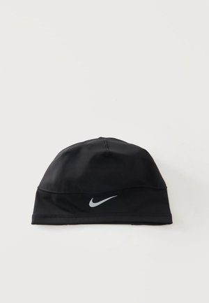 Μαύρο σκουφάκι κολύμβησης Nike με γκρι λογότυπο Swoosh στο κέντρο μπροστά σε απλό λευκό φόντο.