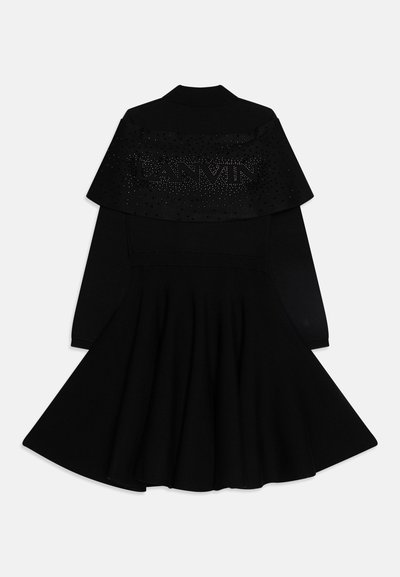 Juodas suknelė su prigludusia liemene ir išsiplėtusiu sijonu. Yra peleriną primenantis apykaklė, papuošta studij. "LANVIN" logotipu. Švelni tekstūra.