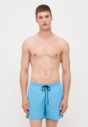 Blaue Badehose mit elastischem Bund und schwarzem Kordelzug. Glatte Textur und knielanger Schnitt, geeignet für Strandbekleidung.