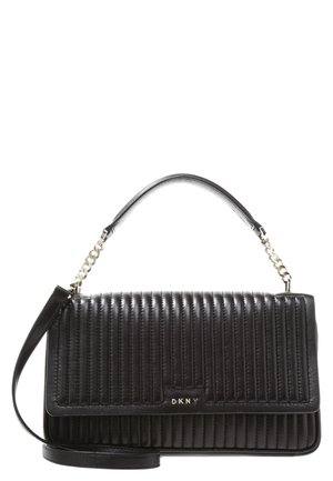 Zwarte DKNY gewatteerde leren handtas met handvat bovenaan en schouderriem, met verticale stiksels en goudkleurige kettingaccenten.