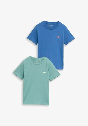 Zwei Baumwoll-T-Shirts: eines blau mit einem kleinen orangefarbenen Hai-Logo, das andere hellgrün mit einem gelben Hai-Logo. Rundhalsausschnitt und kurze Ärmel.