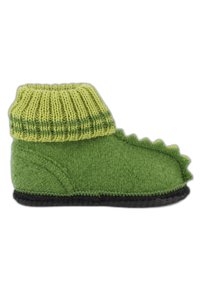 Groene viltlaars met een gebreide lichtgroene manchet, voorzien van donkerdere groene strepen. Het ontwerp heeft een gestructureerde zool en stekelige accenten aan de voorkant.