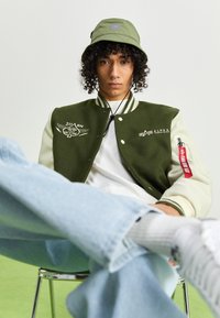 Alpha Industries - VARSITY JACKET AIR FORCE - Bomberjacke - dark olive Thumbnail-Bild 1