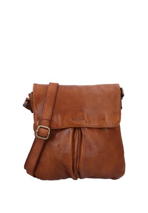 Brązowa skórzana torba na ramię z regulowanym paskiem i przednią klapą z zapięciem, z subtelnym tłoczeniem logo marki na klapie.