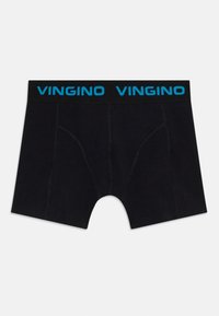 Fekete boxer alsónadrág puha derékpánttal, kék "VINGINO" logóval. Simább anyag, közepes hosszúságú lábak és kontúros elülső kialakítás.