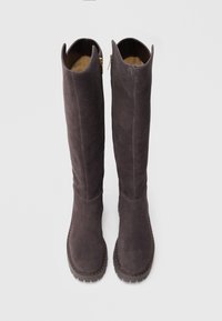 Ciemnoszare zamszowe kozaki do kolan, zaokrąglony nosek, zamek błyskawiczny z boku i kontrastujące przeszycia wzdłuż podeszwy. Gładka faktura, minimalne zdobienia.