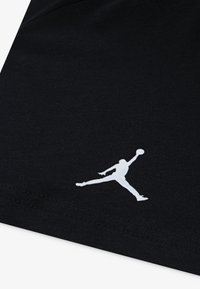 Jordan JDB ESS TEE - Trükipildiga T-särk - black