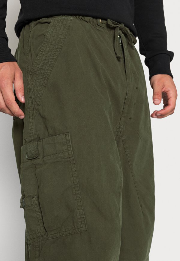 OVERSIZED PARACHUTE PANTS - Cargo trousers - khaki3