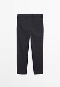 Zwarte broek met een gladde textuur, voorzien van een standaard tailleband, twee achterzakken en een taps toelopende pasvorm. Achteraanzicht weergegeven.