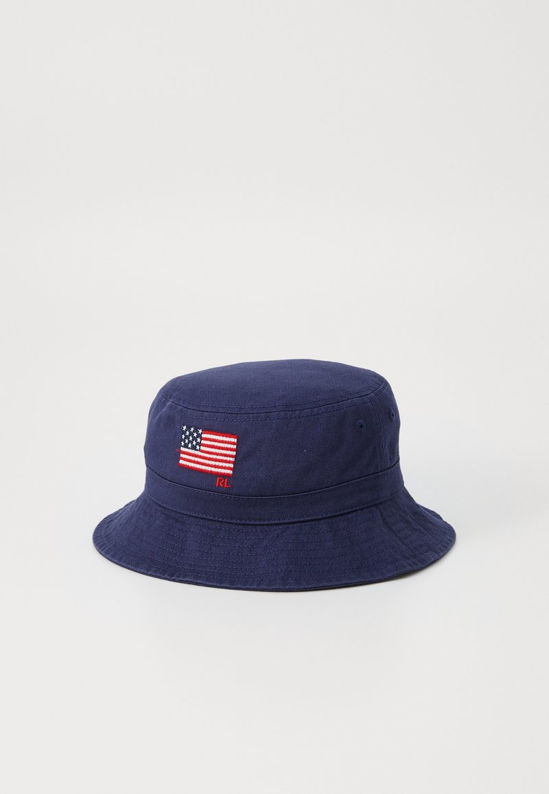 Marineblå bøttehatt laget av bomull, med brodert amerikansk flagg og rødt "RL"-detalj. Teksturert stoff med bred brem.