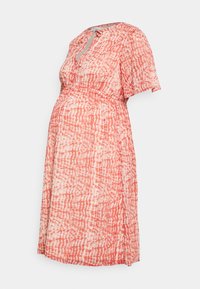 Gravidklänning i korall med vitt abstrakt mönster. Korta ärmar, knälång, elastisk midja, rund halsringning med nyckelhålsdetalj.