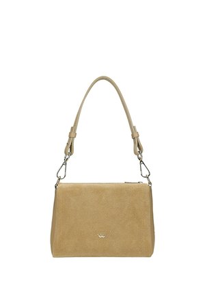 Beżowa zamszowa prostokątna torebka z regulowanym paskiem na ramię i małym złotym logo z przodu.