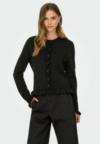 Cardigan en tricot noir avec un ourlet à volants, des boutons sur le devant et des manches longues. Présente une texture côtelée et un col rond.