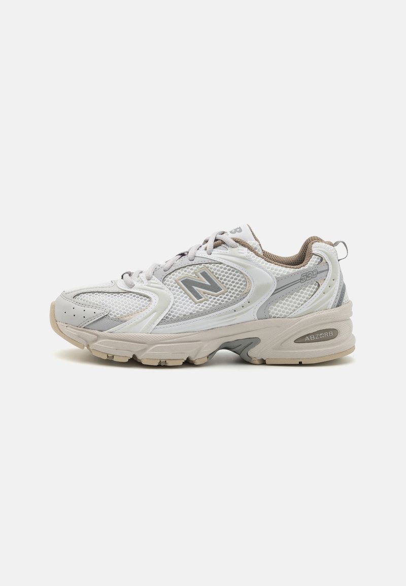 Baskets New Balance en maille blanche et grise, dotées d'une languette rembourrée, d'une semelle texturée et d'un détail de coussinage "ABZORB" au niveau du talon.