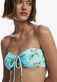 Kék bandeau bikini felsőrész, megkötős elülső résszel, trópusi ananász és levél mint�ázattal, sima anyagon.