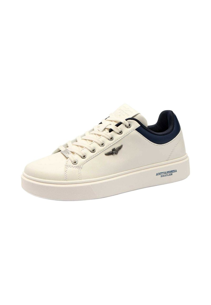Sneaker in pelle bianca con punta arrotondata, suola piatta, dettagli navy e logo metallico. Presenta un design con lacci e suola testurizzata.