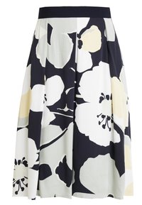 Kukkahame, jossa mustaa, valkoista ja vaaleankeltaista väriä. Valmistettu kevyestä kankaasta, jossa on laskostettu muotoilu ja leveä vyötärönauha.