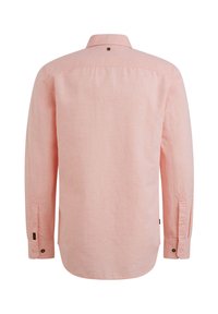 Camisa de manga larga color rosa claro hecha de tela texturizada; presenta un collar con botones y un dobladillo redondeado; incluye puños con botones y una marca en la parte posterior.