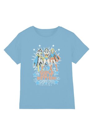 Blaues T-Shirt mit Batgirl, Wonder Woman, Supergirl, die selbstbewusst über dem Text "Girls Do It Better" stehen, umgeben von Sternen und Ausbrüchen.