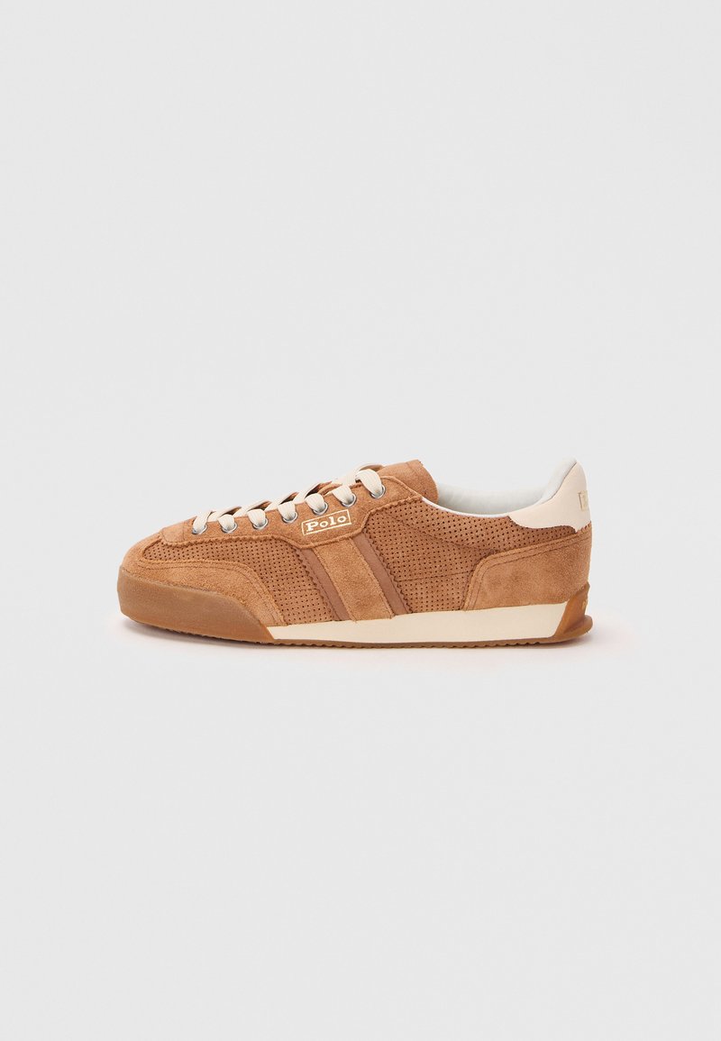 Sneakers in camoscio marrone con dettagli perforati, accenti crema e una suola testurizzata. Presentano strisce a contrasto e una linguetta con marchio sul lato.