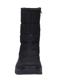 Stivale isolato nero con albero in tessuto imbottito, suola in gomma, cuciture verticali e chiusura con zip sul retro per un facile utilizzo.
