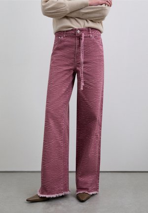 Jean à jambes larges imprimé zèbre rose avec ourlet effiloché, fermeture par boutons et passants pour ceinture ; fabriqué en tissu de coton texturé.