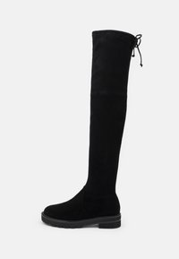 Schwarze Overkneestiefel aus Wildleder mit glatter Textur, runder Zehenpartie und Gummisohle. Mit einer Schnürdetail am oberen Rand.
