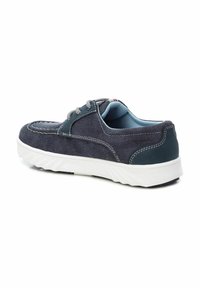 Zapatillas de ante azul marino con suela de goma blanca, diseño de cordones, cuello acolchado y detalles de costura a contraste. Ligeras y versátiles.