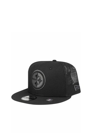 Schwarze Baseballkappe aus Mesh mit dem auf der Vorderseite gestickten Logo der Pittsburgh Steelers und Aufklebern auf dem flachen Schirm.