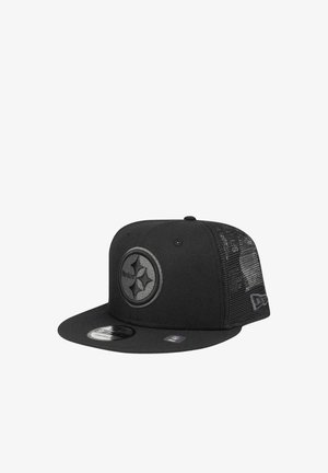 Casquette de baseball en mesh noir avec logo des Pittsburgh Steelers brodé à l'avant et autocollants sur la visière plate.