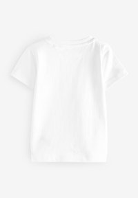 Weißes Baumwoll-T-Shirt mit kurzen Ärmeln, Rundhalsausschnitt und einfarbigen Rücken. Glatte Textur, keine Muster oder Designelemente.