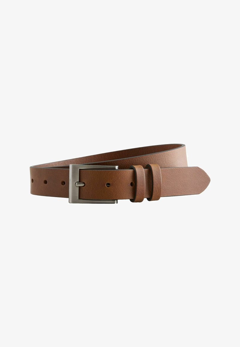 Ceinture en cuir marron avec boucle rectangulaire en argent et deux passants, enroulée soigneusement sur un fond blanc.