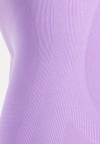 Leggings lilla con un motivo testurizzato che alterna sezioni lisce e rigate, enfatizzando un design aderente e un materiale elastico.